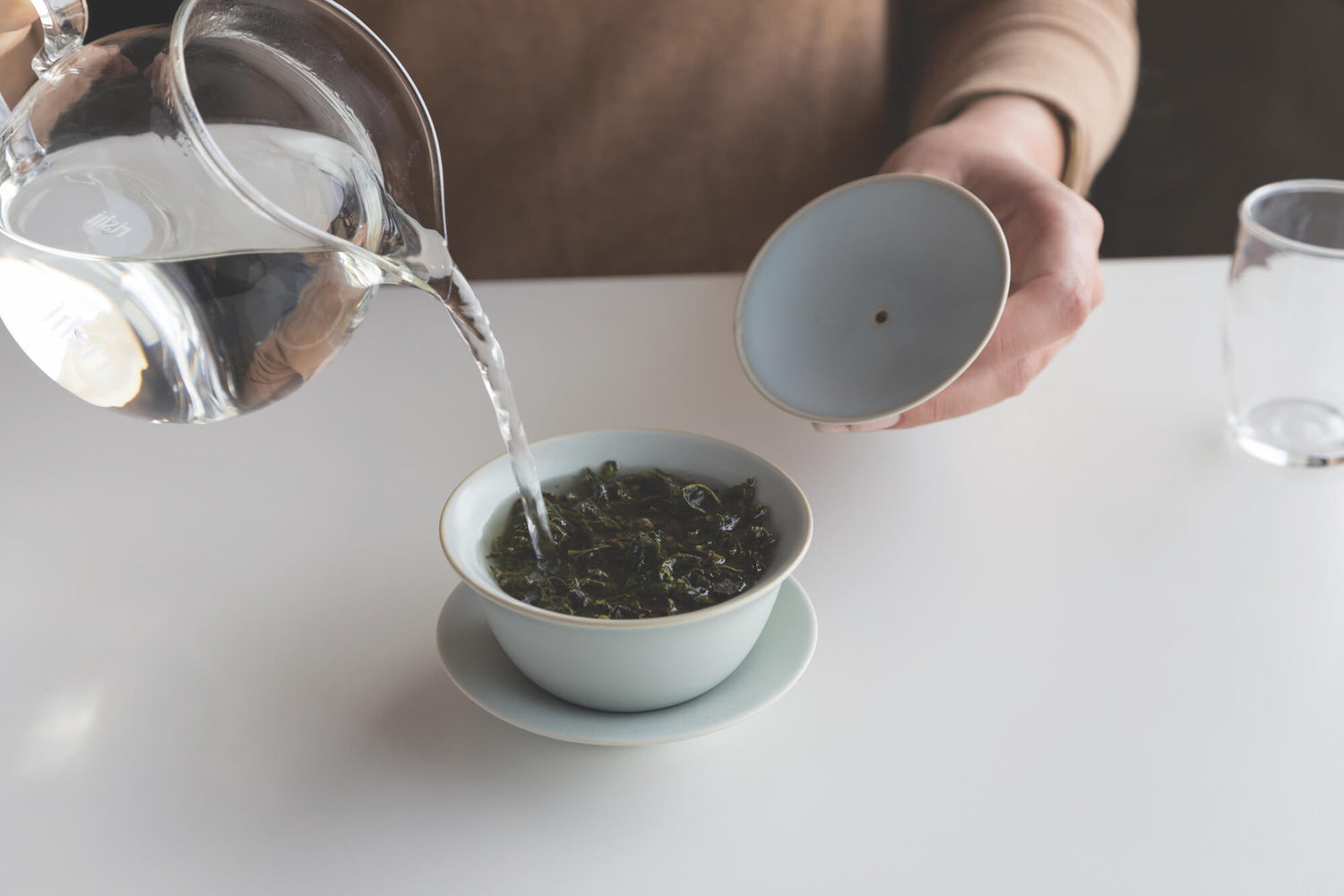 Awakening the teas, or adding the hot water as an extra rinse